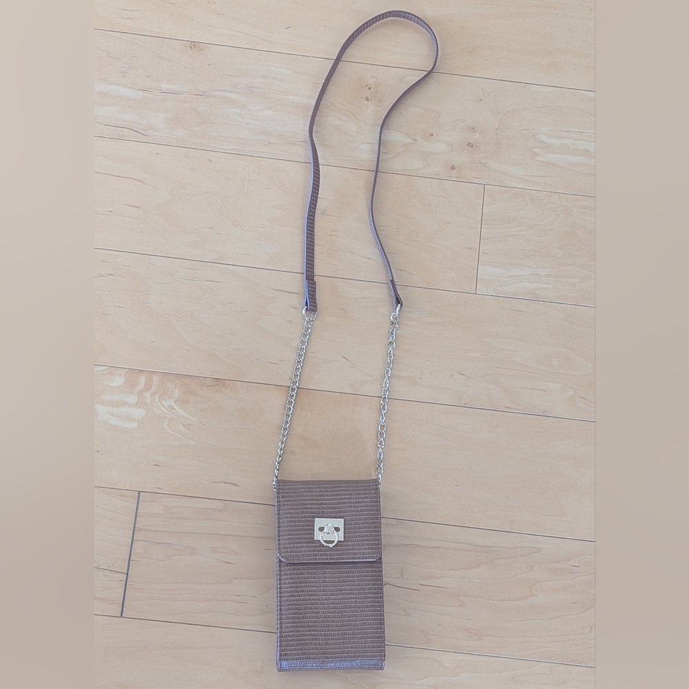 🤎 Embossed Leather Crossbody Cell Phone Purse – Tan w/ Gold Hardware (GUC)